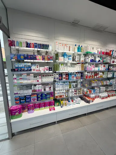 Farmacia 13h Los Naranjos - Andrea Romero Azogil