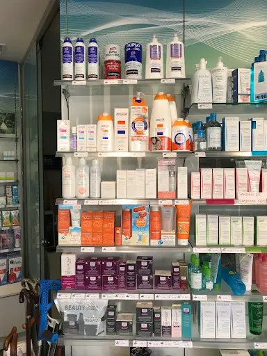 Farmacia Traviesas / Lcda. Esperanza González Varela